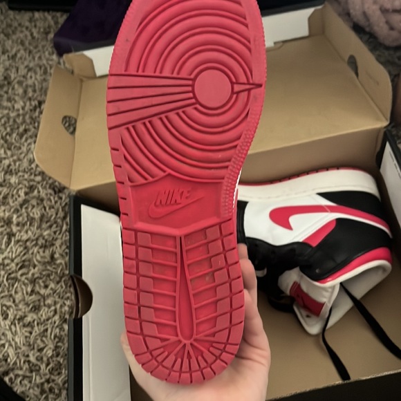 Jordan 1 Mid Very Berry - Picture 2 of 4